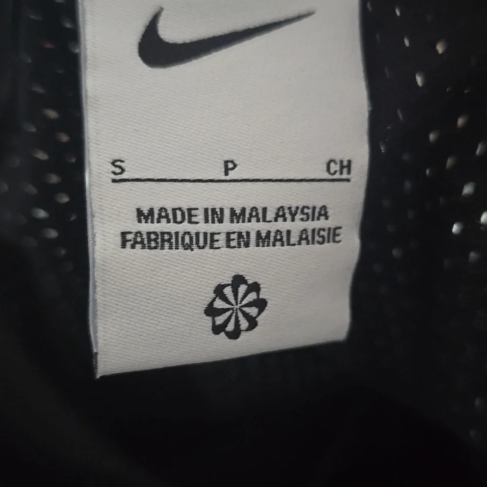 ❤️BUY 3 GET 1 FREE Nike UO Exclusive Cropped Swim Shirt,Color Black, S,M & L - Picture 10 of 13